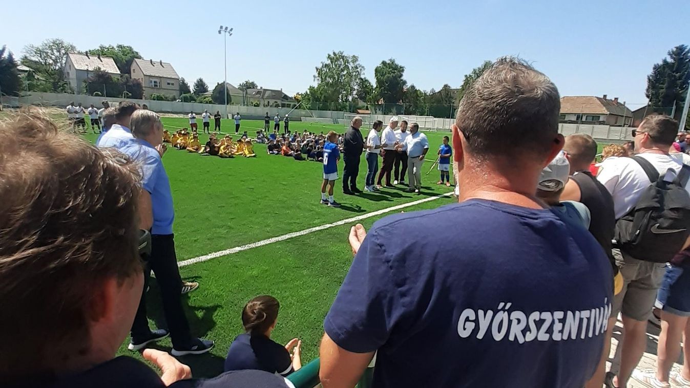 Két műfüves pályát avattak Győrszentivánon