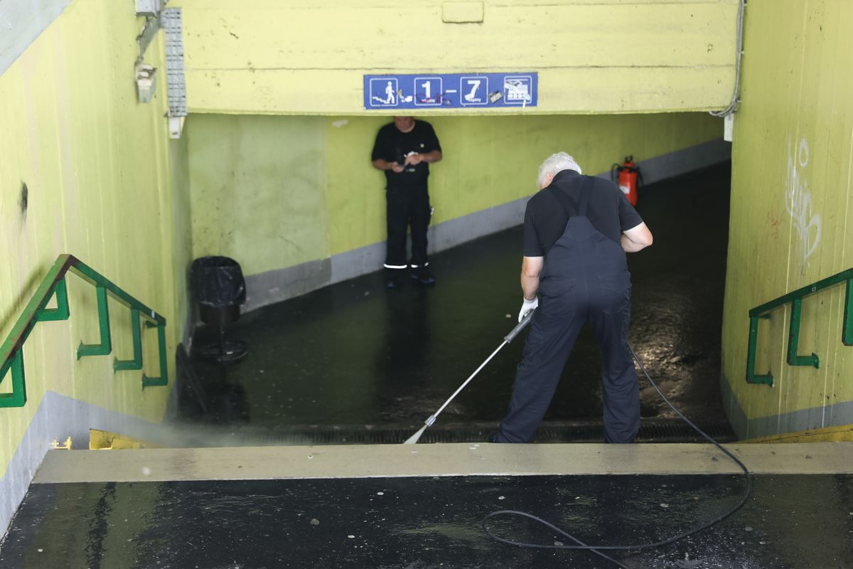 Magasnyomású eszközzel tisztítják az aluljárót.