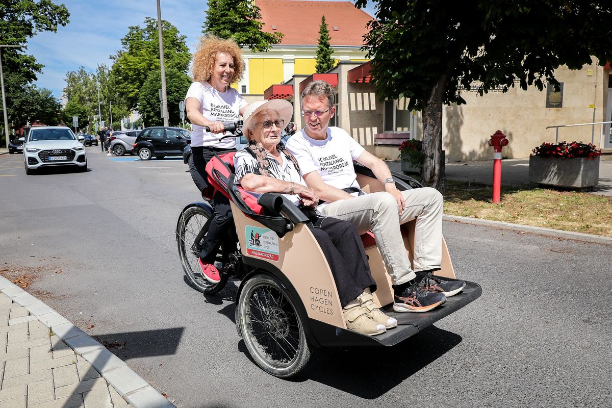 Biciklivel kortalanul - győri premier. A képen Gui Angéla, a program megálmodója és Hankó Balázs szakminiszter a Kálóczy téri idősotthon egy lakójával.