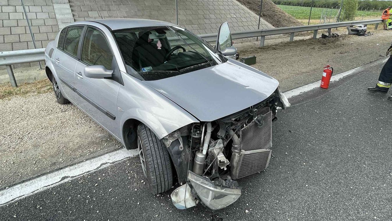Szalagkorlátnak csapódott egy autó az M86-oson Belednél