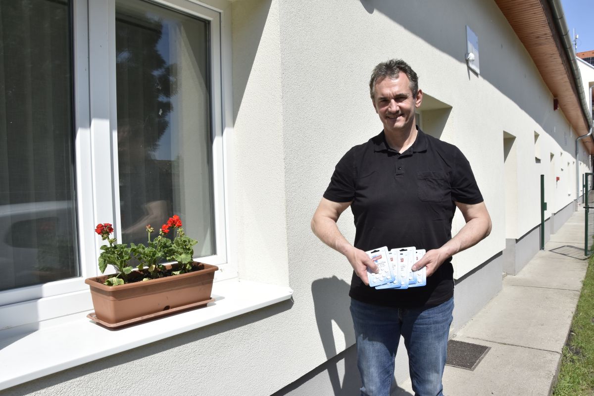 A szúnyogok elleni tablettákat szerán Orosz Sándor Ádám, a Városüzemeltetési és Műszaki Ellátó Szervezet (VÜMESZ) városüzemeltetési vezetője osztotta ki