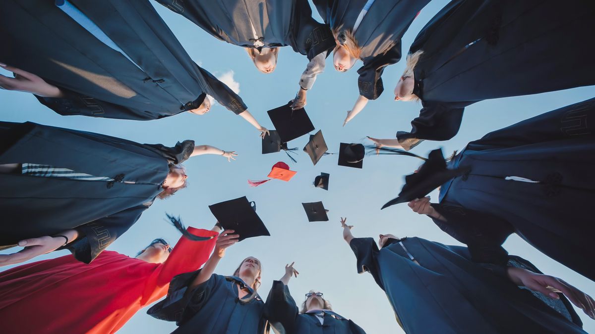 Fiatalon és naivan tényleg elhisszük, hogy egyszerű lesz munkát találni a diploma megszerzése után.