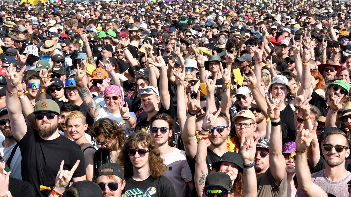 Az első nap sztárfellépője, a Korn előtt Ewald Tatar, a Nova Rock szervezője egyperces néma csenddel és sötéttel emlékezett a grazi ámokfutó áldozataira.
