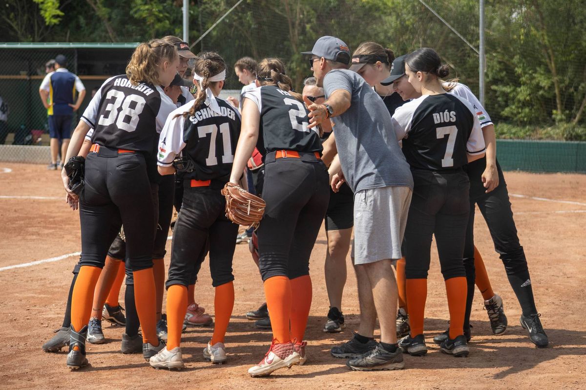 Softball: a játékot kőkeményen vívják a jánossomorjai lányok