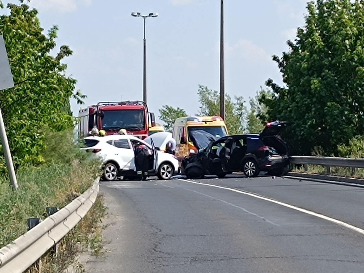 csúnyán összetört két kocsi Győrben