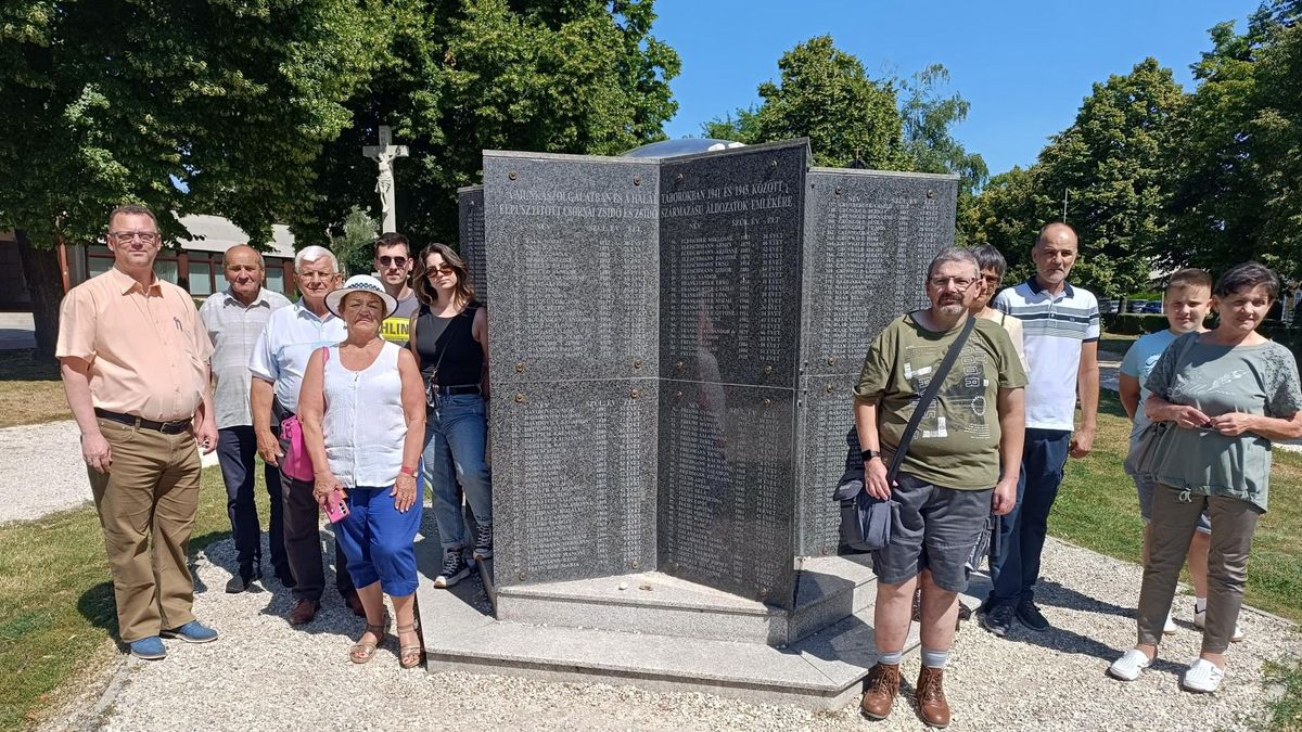 Helytörténeti sétával emlékeztek meg a csornai zsidó polgárokról.