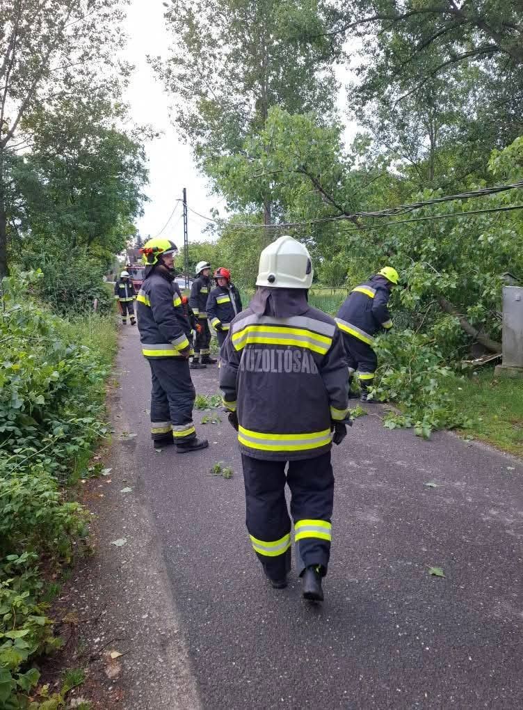 A tűzoltók pünkösd hétfőn hajnalban sem tétlenkedtek: az ásványrárói és hédervári önkéntesek dolgoztak együtt