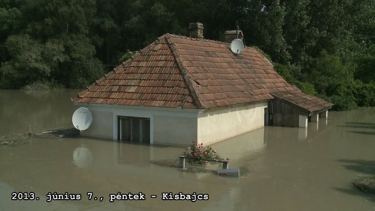 Árvíz 2013 - Kiköltöztetett falvak, megrogyó gátak. A képen egy kisbajcsi ház