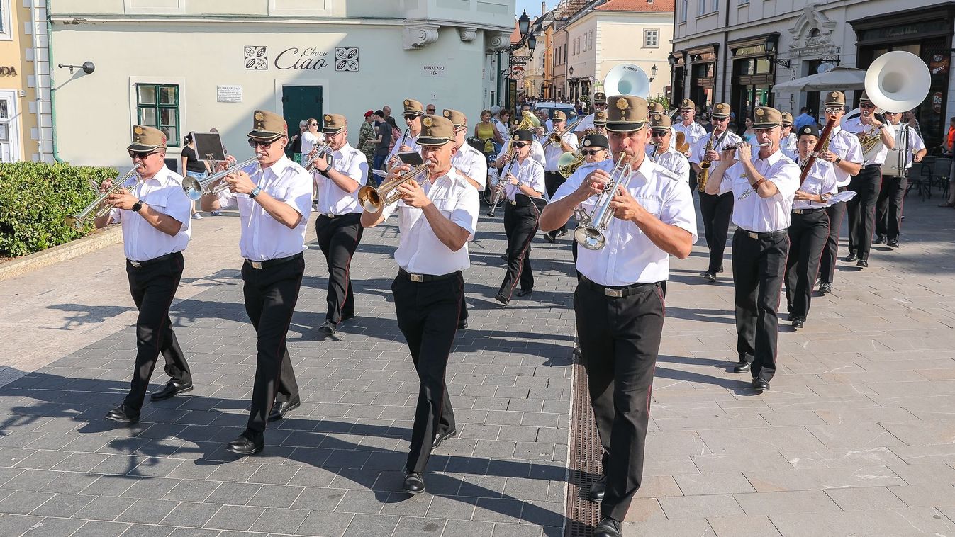 Négy katonazenekar nyitotta meg a nyarat Győrben - fotók, videó