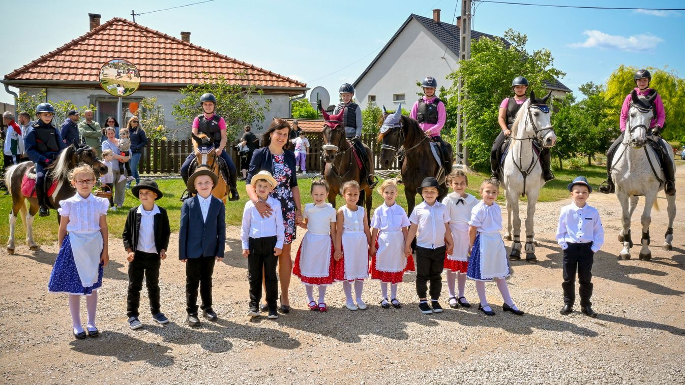 Pünkösdi fogatos felvonulás király és királynő választással Bőnyön - fotók, videó