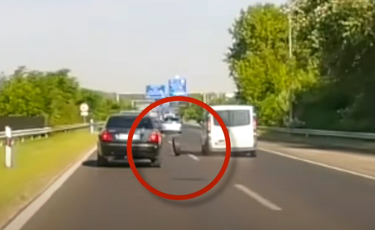 M1-es autópálya kisbusz kerék baleset