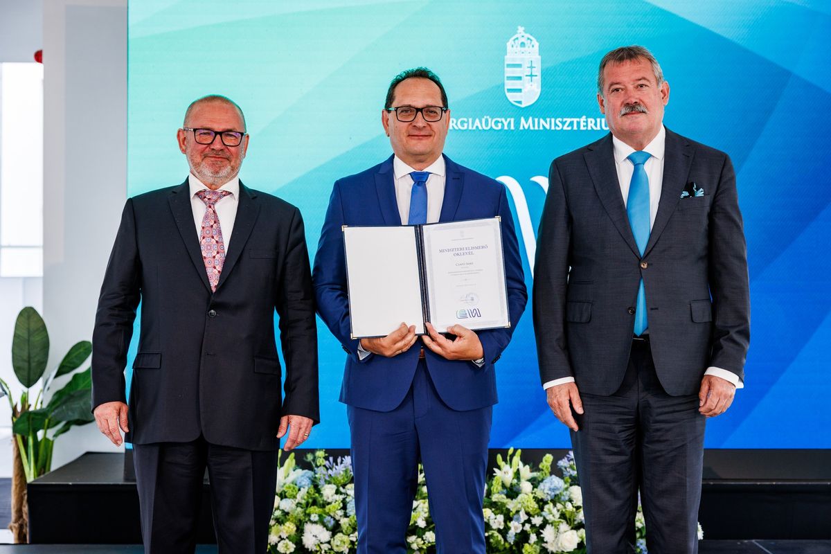 Miniszteri elismerésben részesült Csapó Imre (középen)