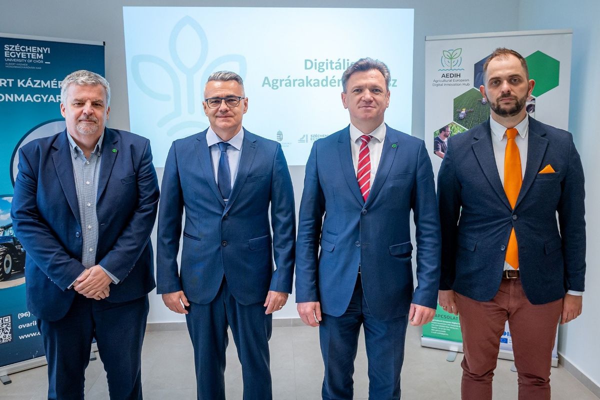 A Digitális Agrárakadémia Plusz projekt zárón Varga Péter Miklós, a Cibus Hungaricus Alapítvány főtitkára, dr. Tóth Tamás kutatóprofesszor, a Széchenyi István Egyetem Albert Kázmér Mosonmagyaróvári Karának dékánja, dr. Friedrich László professzor, a Cibus Hungaricus Alapítvány elnöke és dr. Kulmány István Mihály, az egyetem Agrár- és Élelmiszeripari Kutatóközpontjának igazgatója