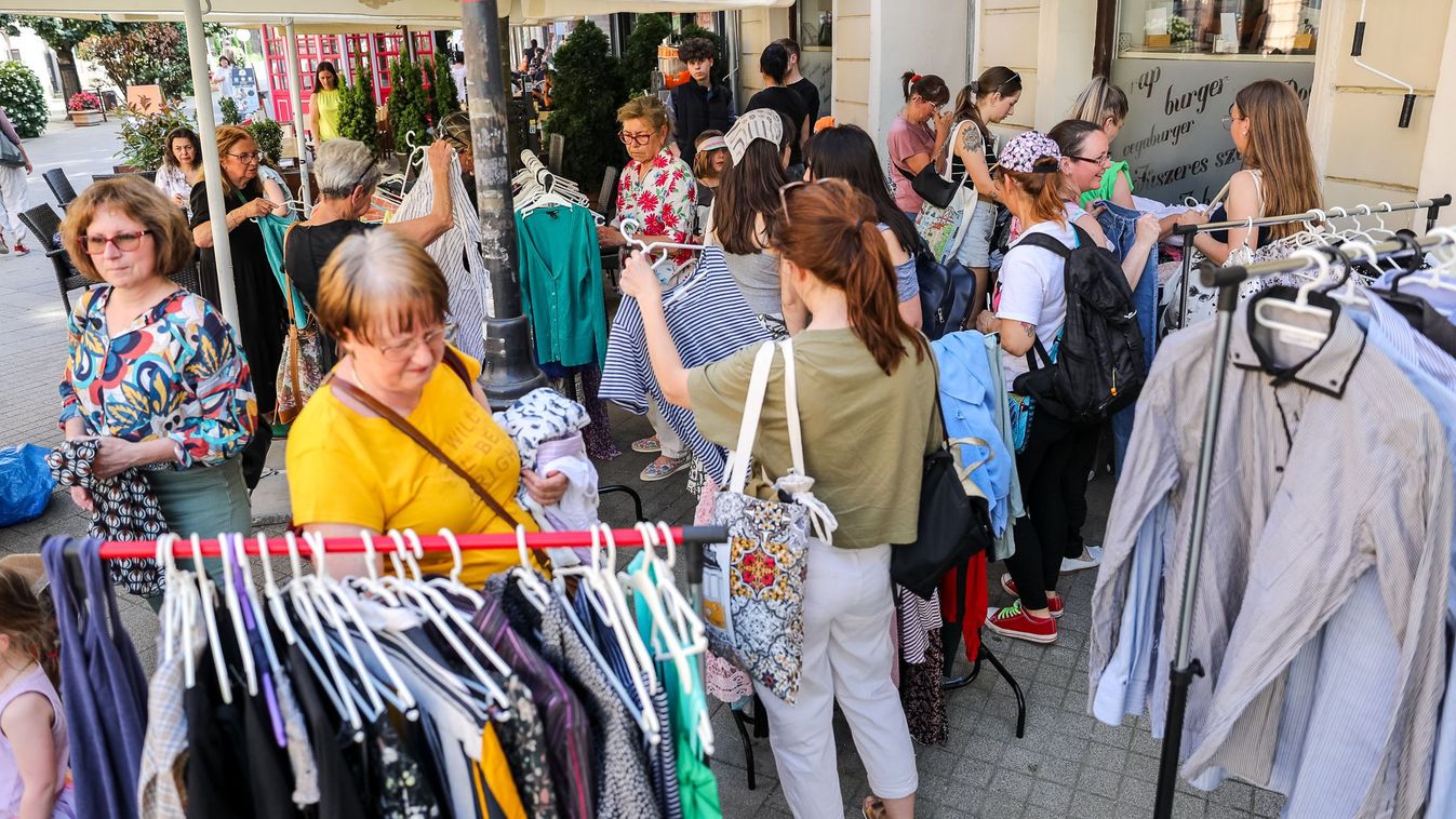 Használt ruhák tucatjai cseréltek gazdát vasárnap Győrben - fotók