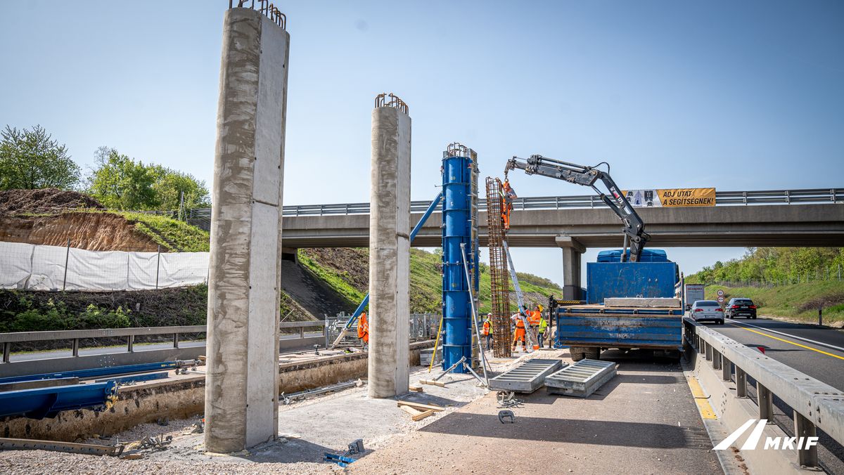 Közel egy tucat hidat kell átépíteni az autópálya bővítés miatt. Jelenleg több helyen a próbacölöpözést végzik a szakemberek.