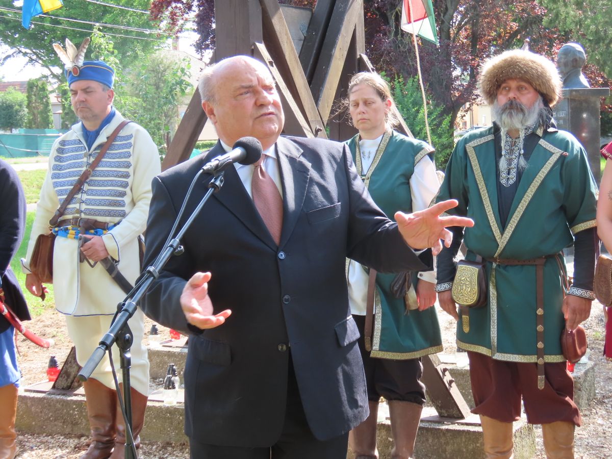 Ivanics Ferenc vármegyei alelnök beszélt Trianonról Kapuváron.