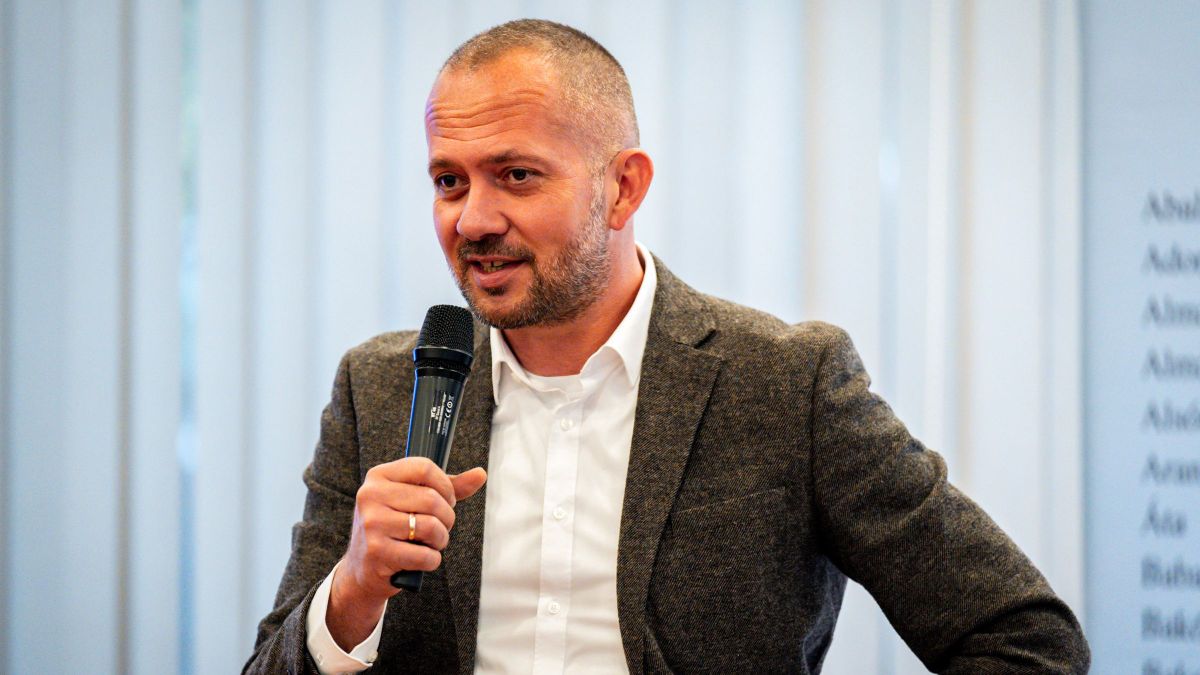 Gyopáros Alpár aktuális kérdésekről adott interjút.
