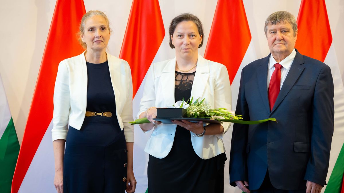 Az élelmiszer-tudomány szakterületén magas színvonalon végzett tevékenysége révén érdemelt ki díjat Hanczné dr. Lakatos Erika, a felvételen Tállai András Agrárminisztérium élelmiszergazdaságért és agrárszakképzésért felelős államtitkára és Bogdán Boglárka miniszteri biztos mellett