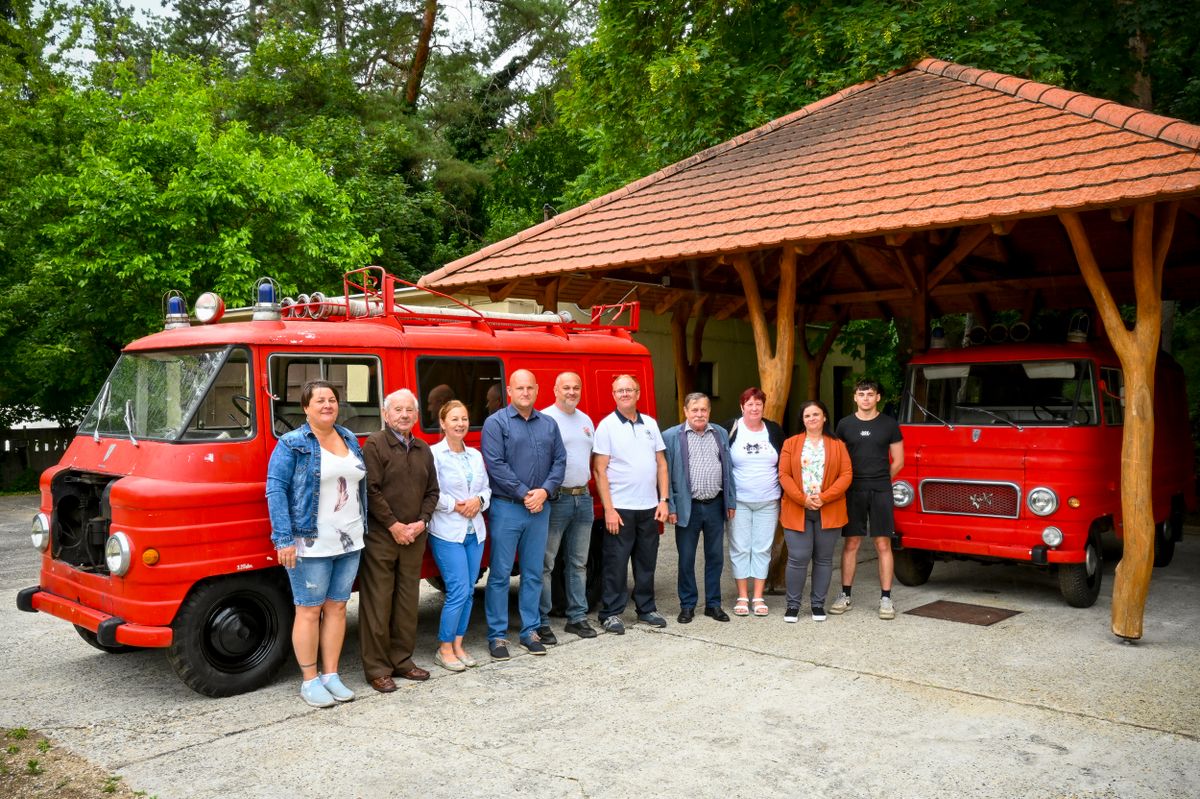 A három település képviselői közösen idézték fel, hogyan dolgoztak a tűzoltóautóval régen és most.