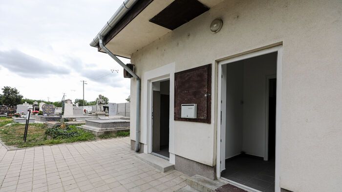 Átadták az új mosdót a győri temetőben