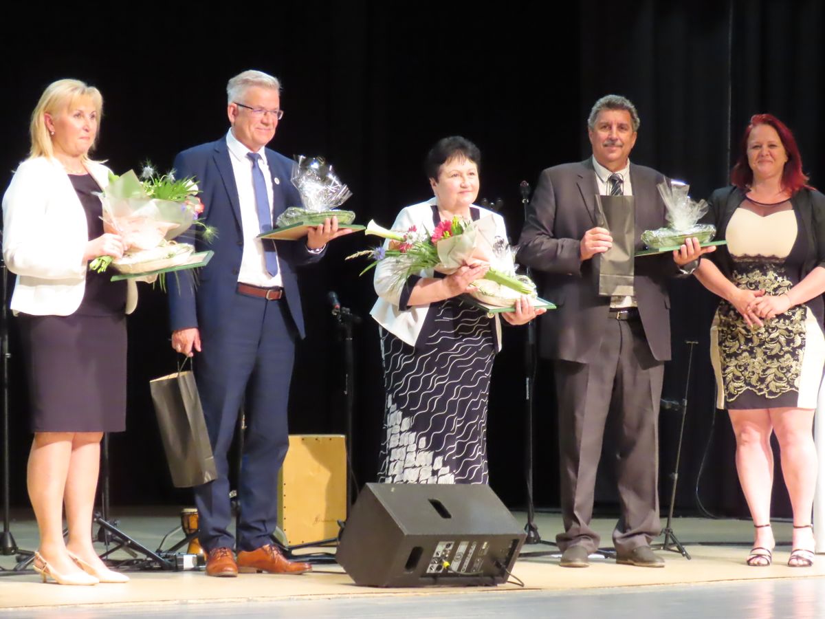 Csornai pedagógusokat köszöntöttek a városi művelődési központban.