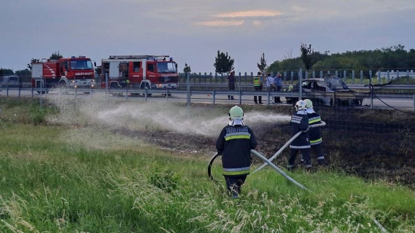 Teljesen kiégett egy kocsi az M85-ösön Kónynál