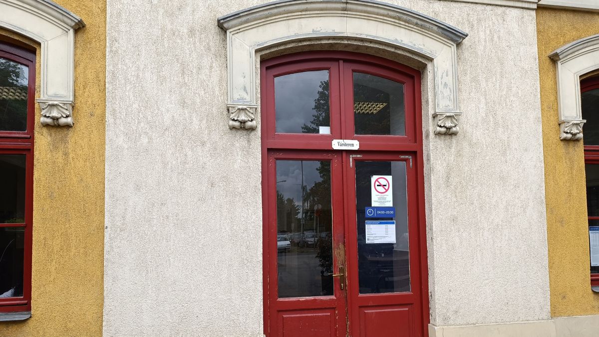 Több hét után új üveg került az ajtóra a mosonmagyaróvári vasútállomáson – az önkormányzat a parkolási gondokkal is foglalkozna