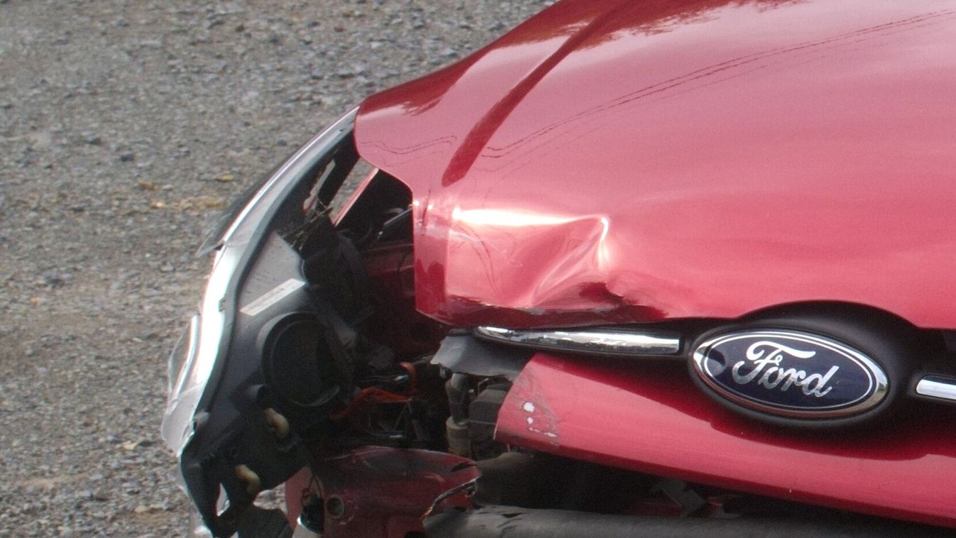 Fordnak ütközött a sofőr Győrben, cetlit sem hagyott hátra