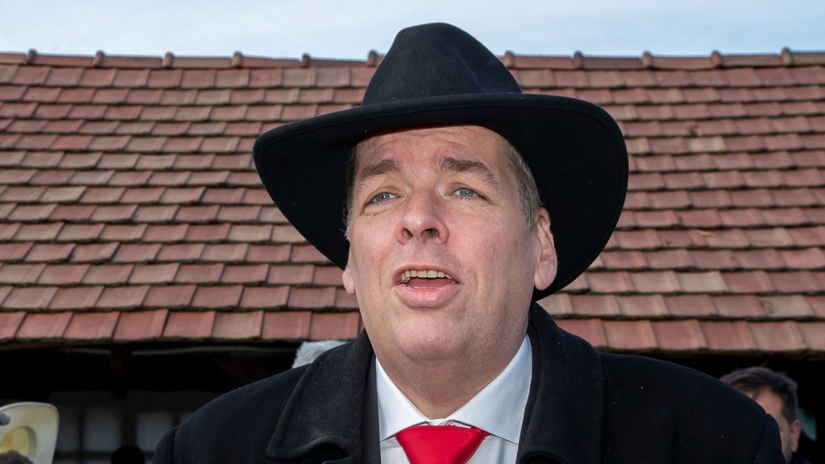 Schmuck Andor hosszú ideig méltósággal viselte betegségét amíg az felül nem kerekedett rajta.