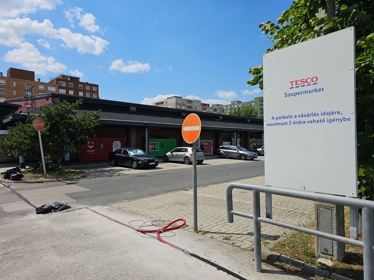 A Tesco marcalvárosi üzlete előtt a tábla elárulja a lényeget az új parkolási szabályokról. Fotó: Krizsán Csaba