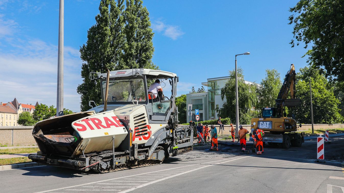 Forgalomkorlátozás lépett életbe a győri forgalmas belvárosi úton - fotók