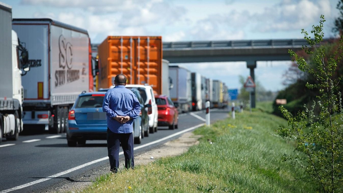 Sűrű a forgalom az M1-esen, kígyózik a kocsisor