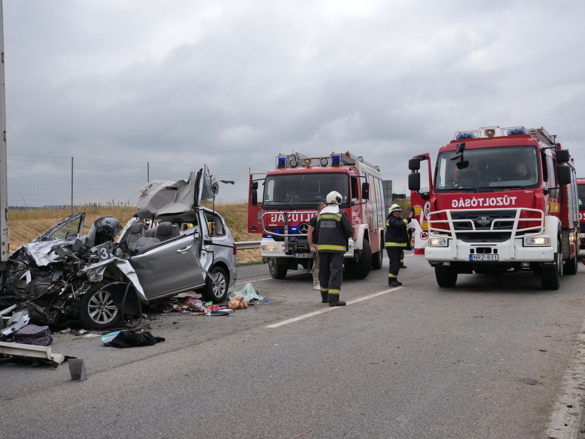 Tragédia az M1-es sztrádán. Négyen haltak meg a végzetes balesetben. Fotó: Mihádák Zoltán