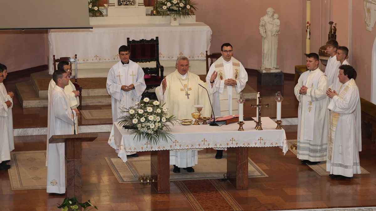 Te Deum szentmisét tartottak szerdán Kapuváron a győri egyházmegye oktatási intézményeiben dolgozóknak.