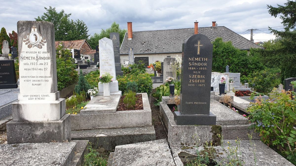 A lébényi legény holttestét csizmájáért és kalapjáért ásták ki. A sírgyalázás 1941-ben volt.