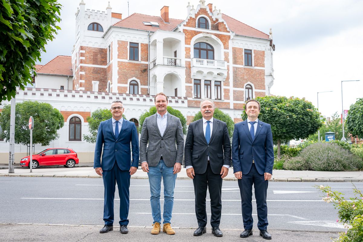 A postapalota előtt dr. Tóth Tamás kutatóprofesszor, a Széchenyi István Egyetem Albert Kázmér Mosonmagyaróvári Karának dékánja, dr. Filep Bálint, az egyetem elnöke, Nagy István agrárminiszter, országgyűlési képviselő és dr. Tóth Árpád, az egyetem gazdasági vezetője.