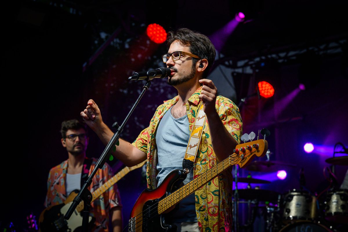 Lóci játszik