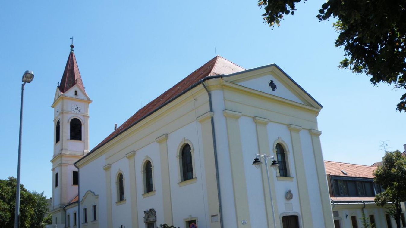  Kiszolgáltatják a betegek szentségét a Győr-nádorvárosi Kálvária utcai templomban