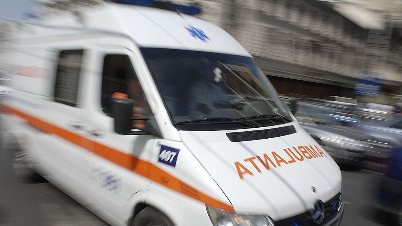 Részeg férfi száguldott lopott mentővel, tüskés útzárral állították meg (videó)