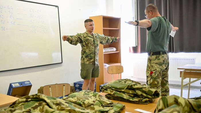 Katonaruhába bújtak Győrben, hogy védjék a hazát