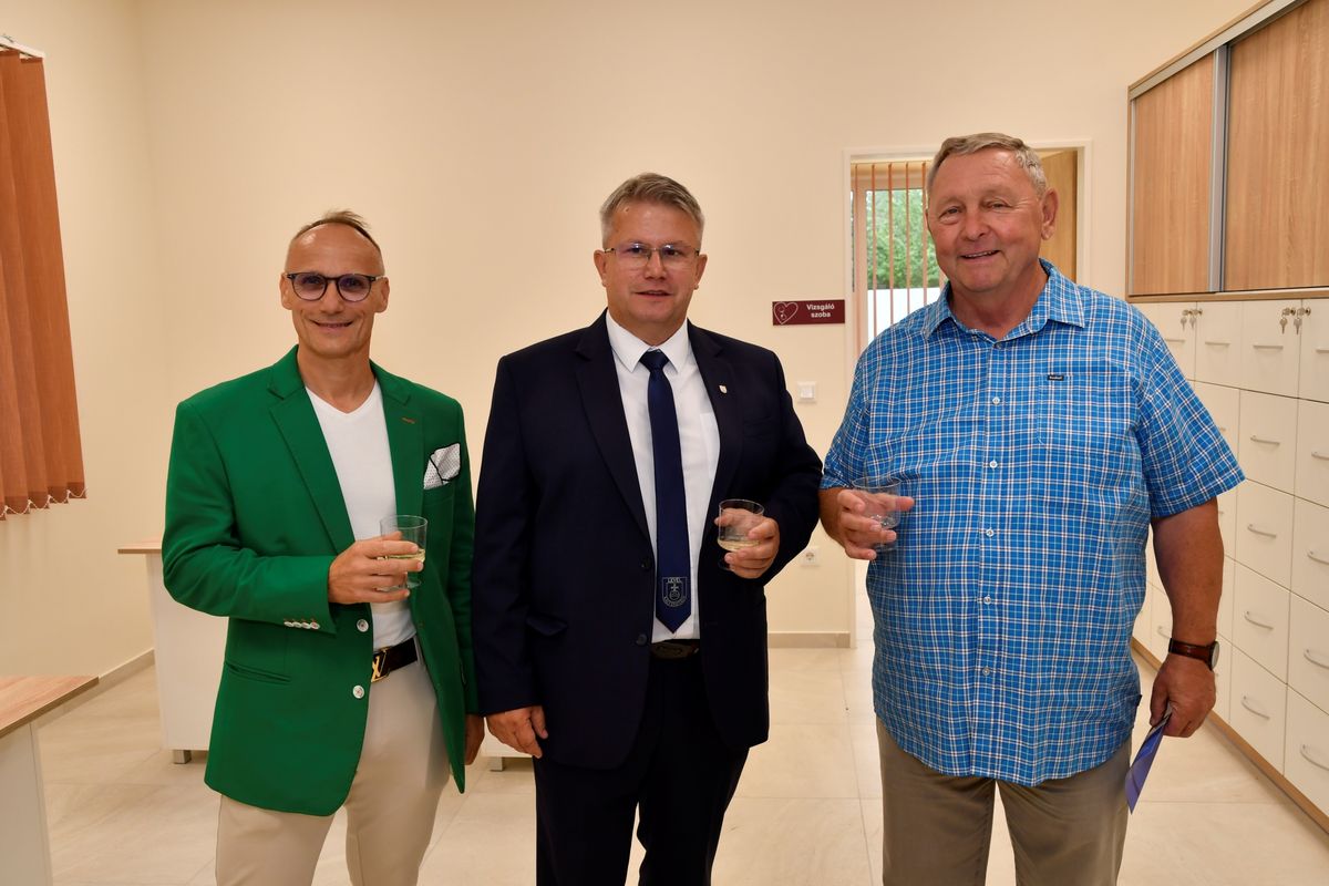 Az egészségház átadójára sokan eljöttek, így Barna Péter, Károlyháza polgámestere és Szőke László, hegyeshalmi polgármester is, középen Kiss Béla levéli polgármesterrel