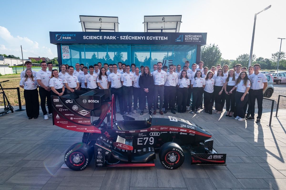 Az Arrabona Racing Team és az első elektromos autó, az ART_12. (Fotó: Dudás Máté/Széchenyi István Egyetem)