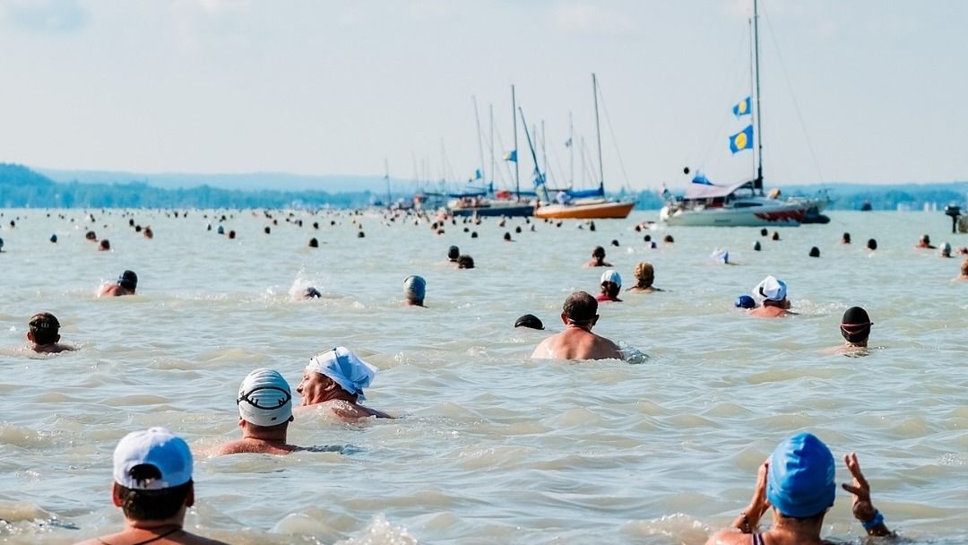 Balaton-átúszás