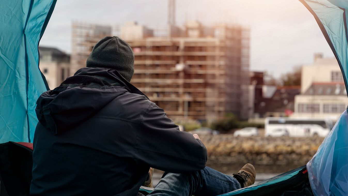 Győrben is ingyen dolgoztatta a hajléktalanokat a pápai család