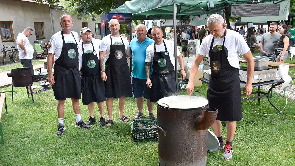 Szlovák csapatatok is indultak a rajkai főzőversenyen, a felvételen Kiss Vince polgármesterrel