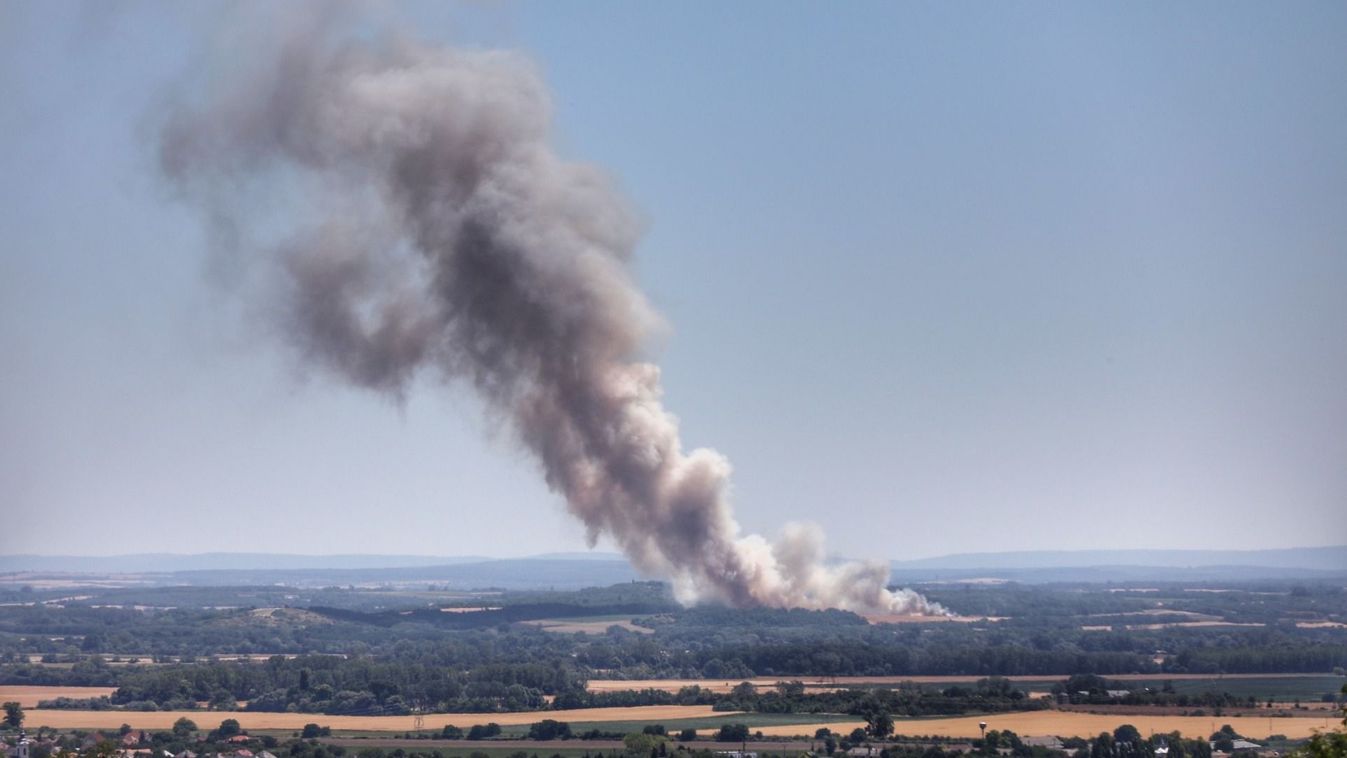 Hatalmas füstfelhőket láttunk a Pannonhalmi Főapátságból - videókkal
