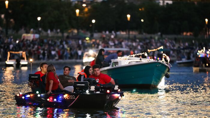 Lampionos felvonulás a győri vizeken