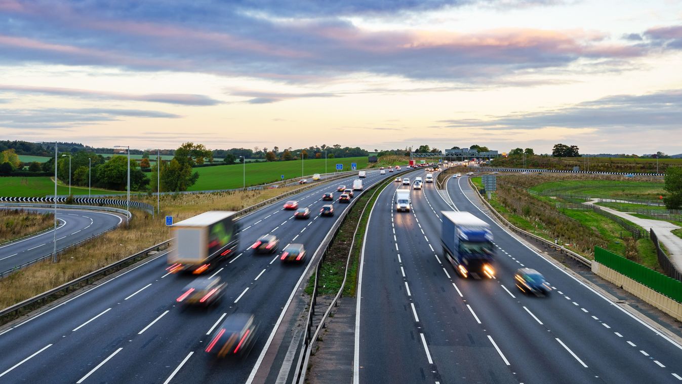 Négy autó karambolozott az M1-esen Győrnél, óriási a dugó