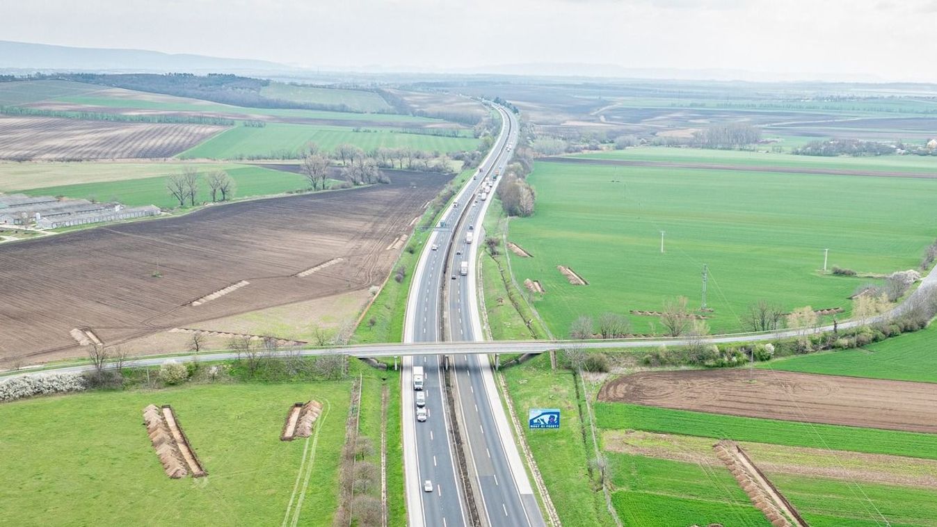 Újabb balesetek okoznak hatalmas dugókat az M1-es sztrádán