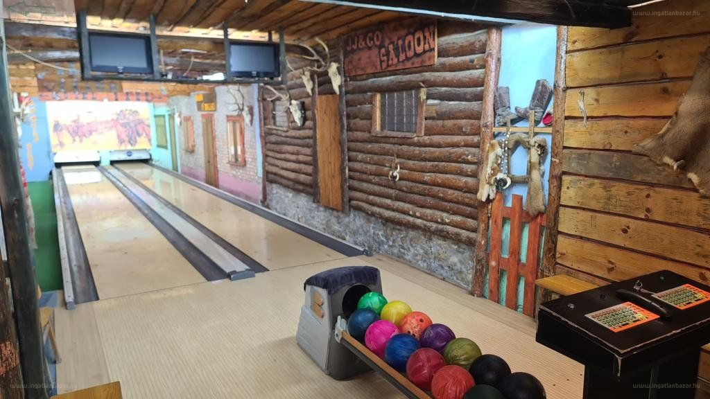 Bowlingpálya is van abban a vendéglőben, ami Gyarmaton eladó.